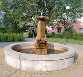 kamenná kašna s fontánou (2001)