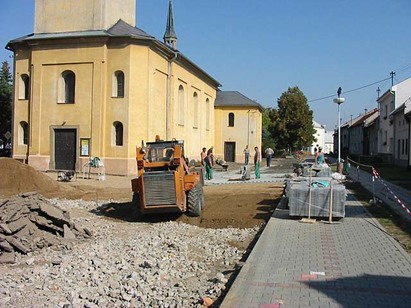 parkoviště u kostela a vjezdy k RD