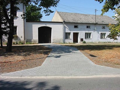 parkoviště u kostela a vjezdy k RD